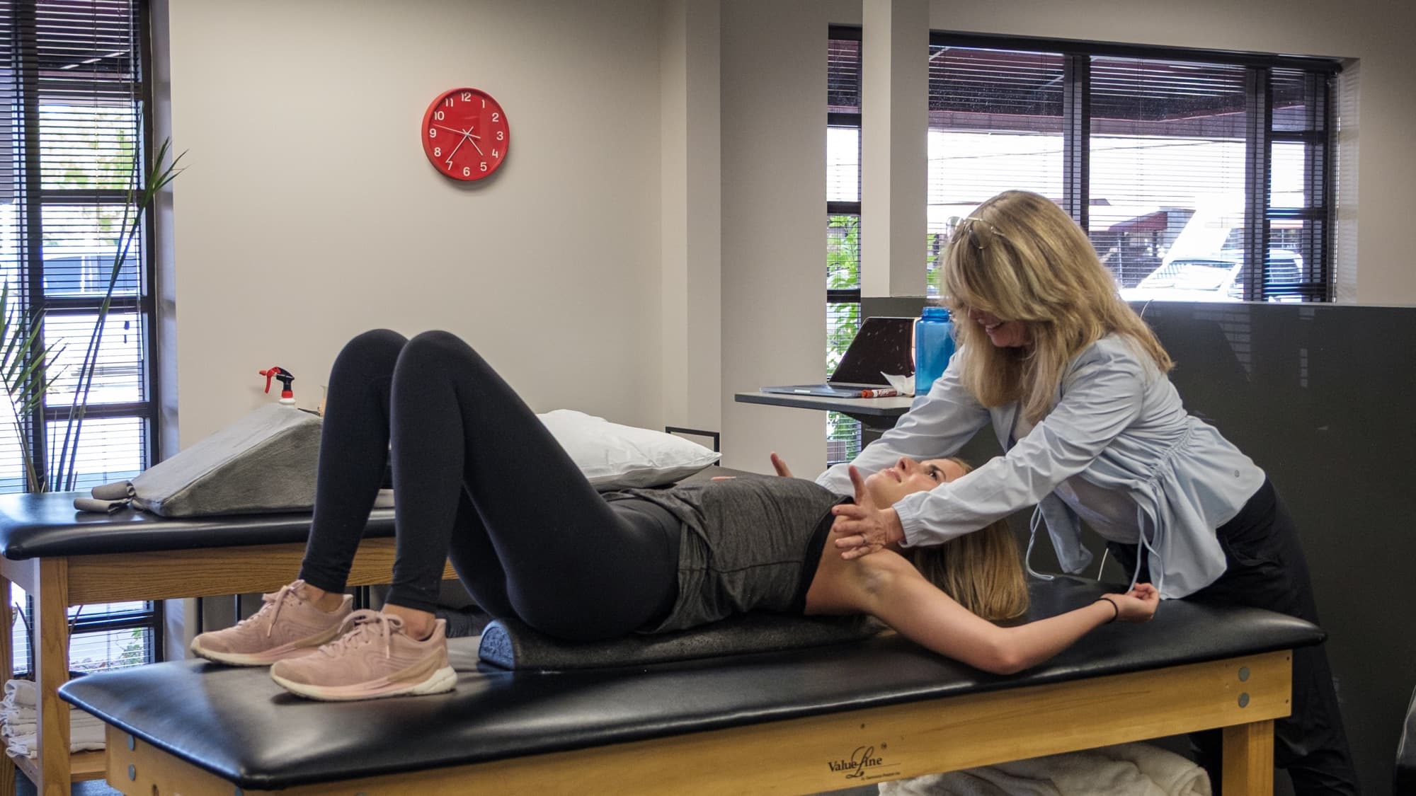 A Doctor of Physical Therapy working one-on-one with a patient at Alliance Physical Therapy